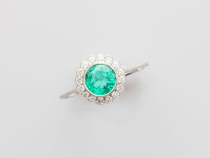 Round ring in 750°/°° (18K) white gold, set with a