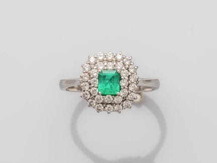 750°/°° (18K) white gold ring, set with a beautifu