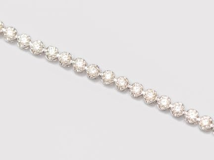 Diamantfluss-Armband aus Platin, besetzt mit 56 Di
