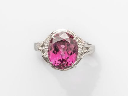 Bague en platine, sertie d'un grenat rhodolite vio
