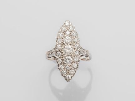 Bague marquise en or gris 750°/°°(18K), pavée de p