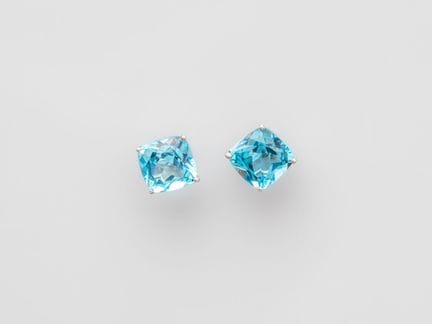 Paire de puces en or gris 750°/°°(18K), serties ch