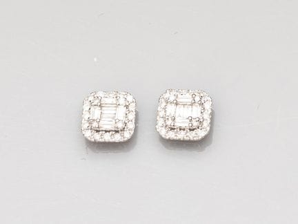 Ein Paar quadratischer Ohrringe aus 750°/°°(18K) W