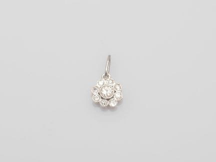 750°/°° (18K) white gold flower pendant, set with 