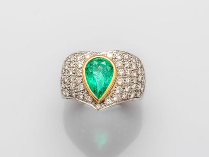 Zweifarbiger Goldring aus 750°/°° (18 K), besetzt 