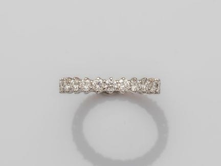 750°/°° (18K) white gold diamond wedding band; set