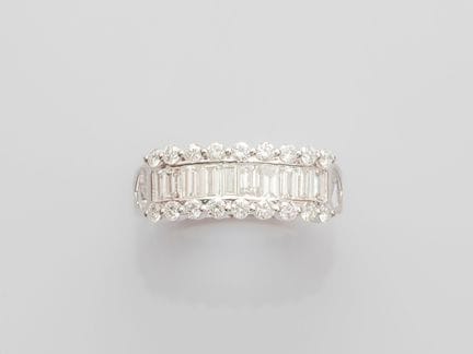 Breiter Ring aus 750°/°° (18 K) Weißgold, besetzt 