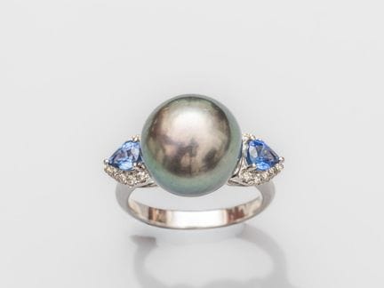 Ring aus 750°/°° (18 K) Weißgold, besetzt mit eine