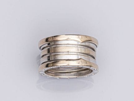 BULGARI，B.Zero1系列，750°/°°（18K）白金标志性戒指，边缘带有品牌标识。9.7