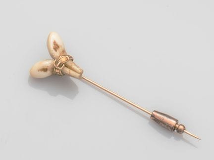 Krawattennadel im Jäger-Stil aus 750°/°° (18 K) Ge