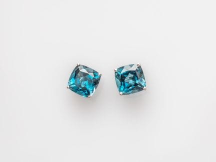 Pair of 750°/°° (18K) white gold stud earrings, se