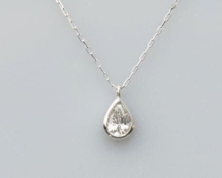 Collier en platine, à fine maille forçat, orné d'u