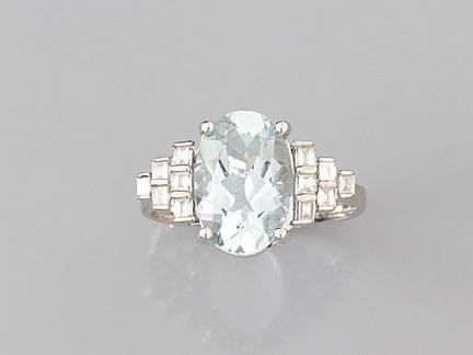 750°/° white gold ring, set with an oval faceted a