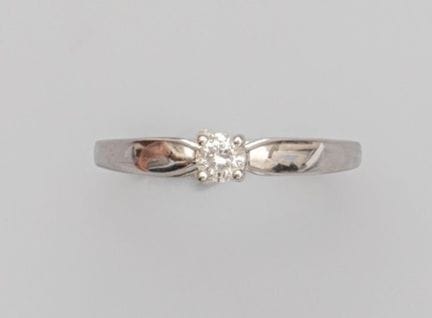 750°/°° (18K) white gold solitaire ring, set with 