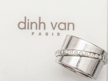 Ring „Ariane“ aus 750°/°° (18 K) Weißgold, mit bew