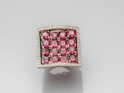 Markanter, skulpturaler Ring aus 750°/°° (18 K) Go