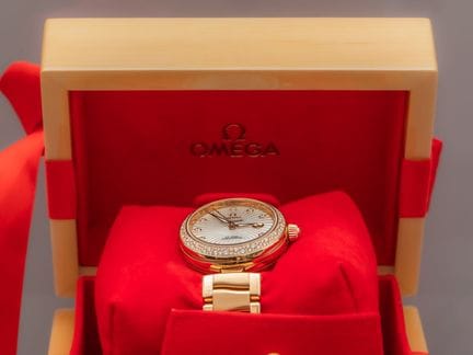 欧米茄（OMEGA），一款非凡的LADYMATIC女士腕表，采用750°/°°（18K）玫瑰金材质，