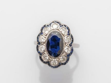 Ovaler Ring aus 750°/°° (18 K) Weißgold, besetzt m