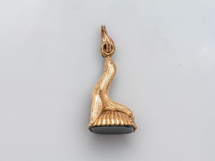 Cachet en or 375°/°°, à motif d'un phoque dressé, 