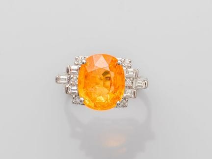Bague en or gris 750°/°°(18K), sertie d'un grenat 