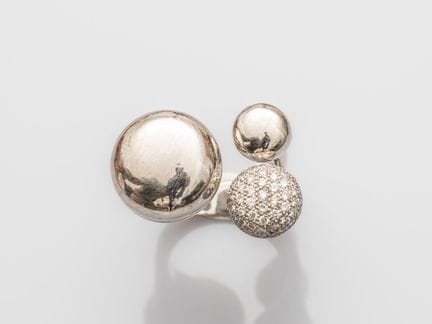 GÊ, skulpturaler Ring aus 750°/°° (18 K) Weißgold,