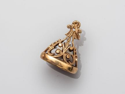 Cachet à monture en or 375°/°°, à motifs ajourés d