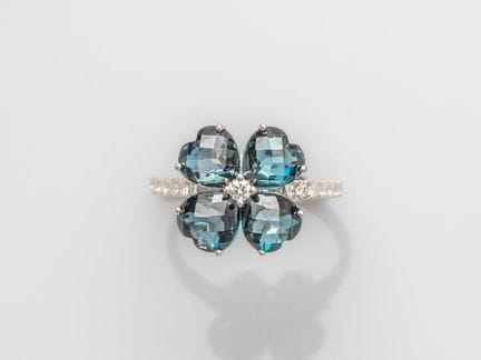 Bague fleur en or gris 750°/°°(18K), sertie de 4 t