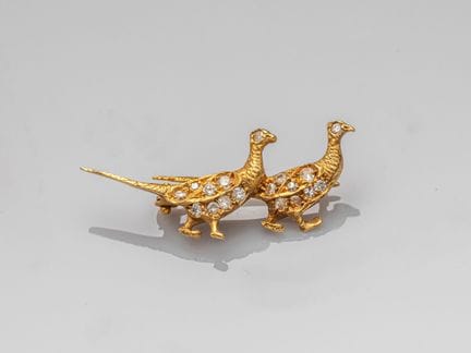 Kleine Brosche aus 750°/°° (18 K) Gelbgold, die zw