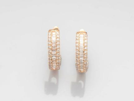 Ein Paar gewölbte Ohrringe aus 750°/°° (18 K) Gelb