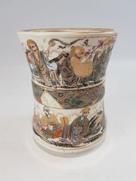 Vaso con coperchio, dalla forma ricurva, in cerami