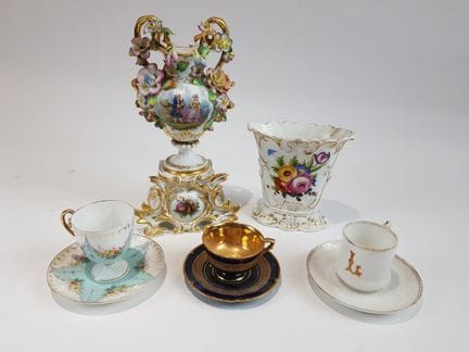 Set in porcellana composto da un vaso con decorazi