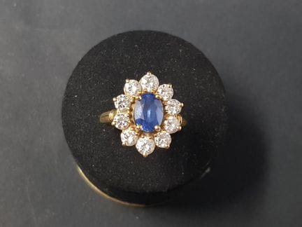 Anello “margherita” in oro giallo 750e, impreziosi
