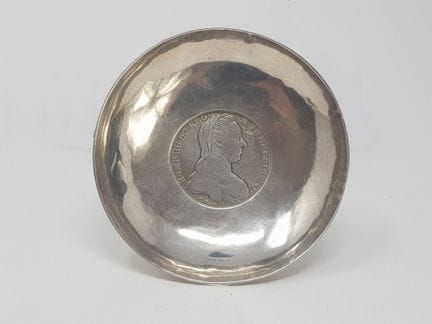 800e silver cup adorned in the center with a silve