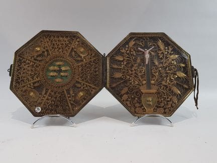 Octagonal reliquary box, the interior featuring tw