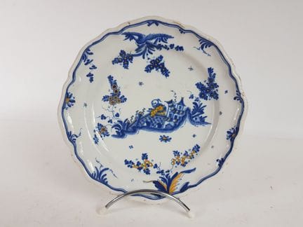 Piatto in maiolica a cottura alta con decorazione 