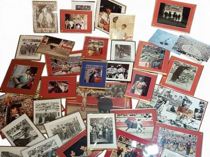 Serie di 56 cornici contenenti varie fotografie e 
