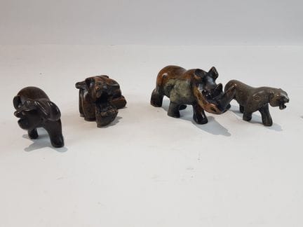 Quattro piccoli animali in pietra di lardo scolpit