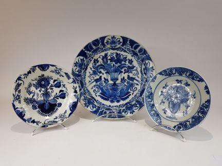 Piatto e due piatti in maiolica con decorazioni in