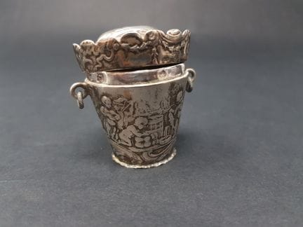 Small 800e silver box with embossed and chased dec