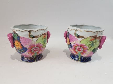 Coppia di piccoli coprivaso in porcellana con deco