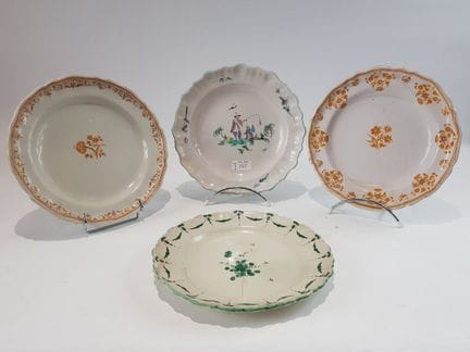Set di quattro piatti in maiolica, due con decoraz
