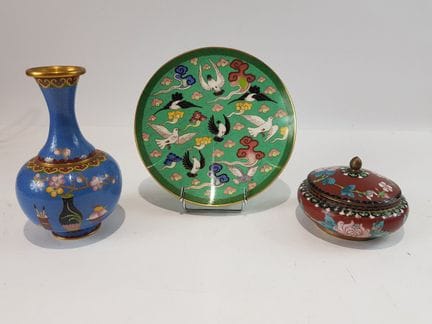 Set in smalto cloisonné composto da un vaso con de