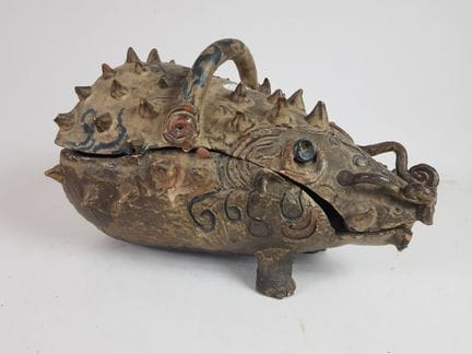Terrina zoomorfa in ceramica policroma raffigurant