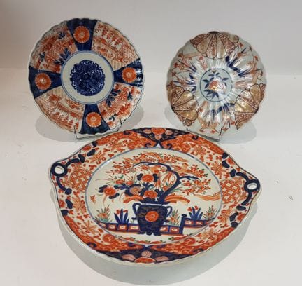 Set in porcellana composto da due piatti e una pir