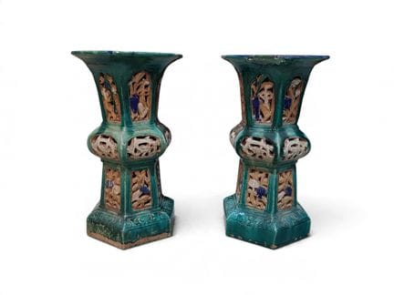 Coppia di vassoi a sezione esagonale in maiolica p