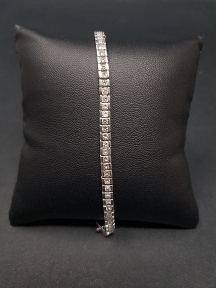 Bracciale a filo in oro bianco 750e impreziosito d