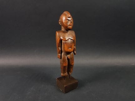 布基纳法索洛比族木雕像
这尊精美的洛比族雕像充分体现了姆巴拉地区的艺术风格。 丰满的造型与张力十足的