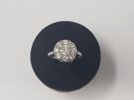 Anello a margherita in platino con diamanti taglio