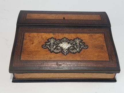 Scrivania in legno impiallacciato con decorazione 