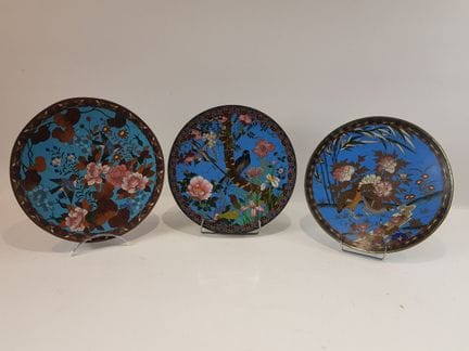 Tre piatti rotondi in smalto cloisonné con decoraz